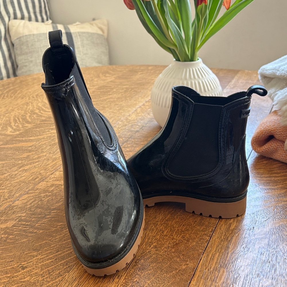 Vince Black Patent Chelsea Rain Boots with Brown Lug Sole Sz 8